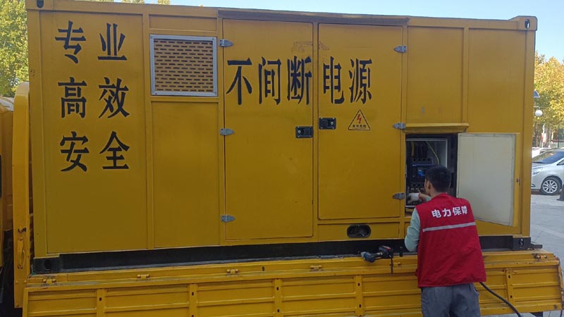 阿克塞柴油发电机组和UPS电源配合使用时，如何避免切换过程中的电力中断？